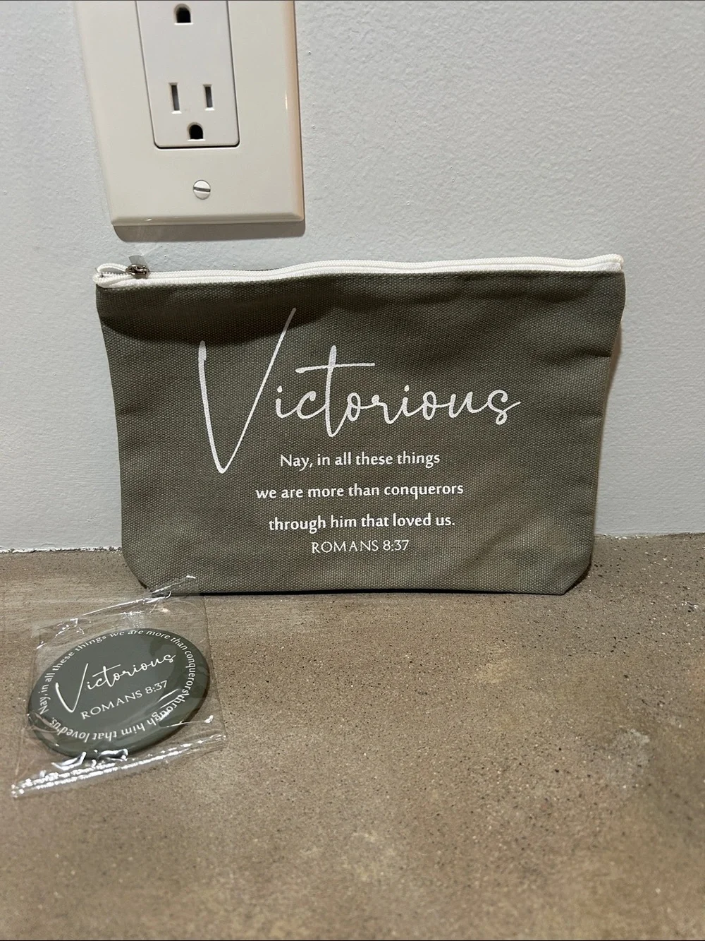 Victorious Canvas Zip Pouch + Mirror - Olive Green